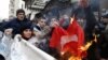 Участники демонстрации жгут флаг Турции у посольства Турции в Москве. 25 ноября 2015 года.