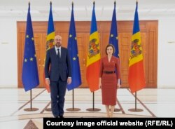 Maia Sandu moldáv elnök fogadja Charles Michelt Chișinăuban 2022. május 5-én