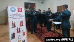 Военный оркестр в фойе Драматического театра имени Островского в Уральске, где организовали концерт к Дню народного единства России
