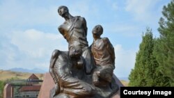 Памятник жертвам сталинских репрессий 1937-1938 годов в мемориальном комплексе «Ата-Бейит» близ Бишкека, Кыргызстан.