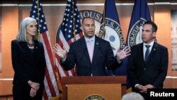 Hakeem Jeffries (u sredini) i predstavnici njegovog najbližeg tima: Katherine Clark (lijevo) i Pete Aguilar, Washington, SAD, 30. novembar 2022.
