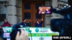 Marijana Petković iz Udruženja Ne damo Jadar na protestu ispred zgrade Vlade Srbije
