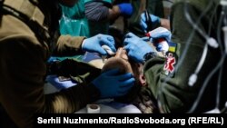 Медики стабілізують пораненого у прифронтовому пункті