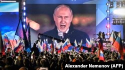 Владимир Путин на экране на Красной площади выступает на митинге и концерте, посвященных аннексии четырех регионов Украины, оккупированных российскими войсками. Москва, 30 сентября 2022 года