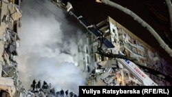 На фото: місце влучення російської ракети у Дніпрі 14 січня 2024 року. Там загинули 46 людей, із них 6 – діти, майже 80 отримали поранення.