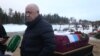 Основатель группировки «Вагнер» Евгений Пригожин на похоронах погибшего в Украине наемника. 