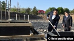 Садыр Жапаров 15-апрелде президенттин администрациясынын Бишкек шаарындагы жаңы имаратынын курулушуна капсула салды