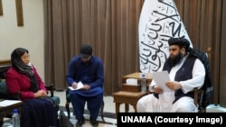 مولوي عبدالکبیر د افغانستان لپاره د ملګرو ملتونو له ځانګړې استازې روزا اوتنبایېوا سره د لیدنې پر مهال