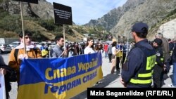 გველეთი: პოლიცია აქციის მონაწილეებს საბაჟო-გამშვებ პუნქტ "ყაზბეგამდე" მისვლის უფლებას არ აძლევს