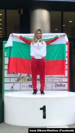 Irena ponosno maše bugarskom zastavom nakon osvajanja medalja