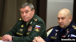 Novi i bivši komandanti ruskih snaga u Ukrajini Valerij Gerasimov i Sergej Surovikin na slici iz 2021. Gerasimov je tada, kao i sada, bio načelnik Generalštaba ruske vojske, dok je Surovikin bio komandant Vazdušno-kosmičkin snaga.