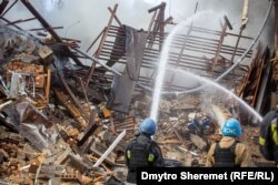 Спасителни екипи гасят пожар и търсят оцелели сред развалините на жилищна сграда в Запорожие.
