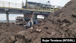 Radnici Kosovska energetska korporacija od svope kompanije dobili su ugalj na poklon da lakše "prebrode krizu".