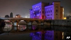 Zastava Evropske unije prikazana na zgradi Gradske većnice u Sarajevu 12. oktobra 2022. u očekivanju kandidatskog statusa za BiH.