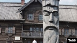 Республіка Карелія (суб'єкт Російської Федерації), що входить до складу Північно-Західного федерального округу. На світлині: Вепський етнографічний музей у селі Шолтозеро, 1992 рік