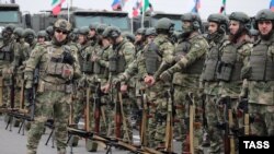 Военнослужащие во время торжественного построения сотрудников силовых структур Чеченской республики в честь 70-летия президента РФ Владимира Путина на территории воинской части. Чечня, Грозный, 7 октября 2022 года