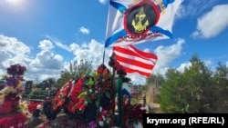 Могила російського військового, убитого на війні в Україні, на міському цвинтарі Керчі. Крим, вересень 2022 року
