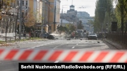 Vatrogasci i uništeni automobili na raskrsnici Ševčenko bulevara u Kijevu posle najvećeg ruskog vazdušnog napada od početka rata u Ukrajini.