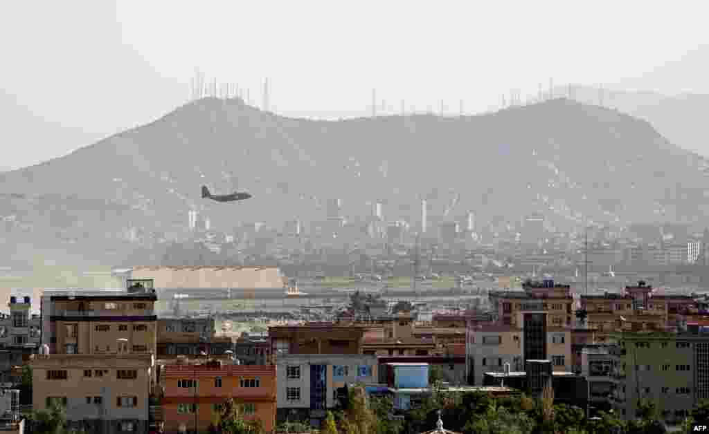 Un avion militar decolează de pe aeroportul Kabul pe 27 august. Evacuarea finală a trupelor americane rămase în Kabul s-a încheiat pe 31 august. 