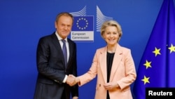 Donald Tusk az Európai Bizottság elnökével, Ursula von der Leyennel 2023. október 25-én Brüsszelben