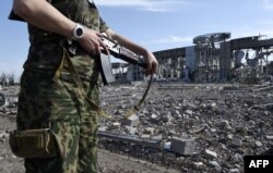 Бойовик угруповання «ЛНР» на полі Луганського аеропорту, 11 вересня 2014 року