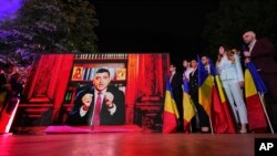 Претседателскиот кандидат Џорџ Симион им се обраќа на поддржувачите преку видео врска по затворањето на гласачките места, 4 мај 2025