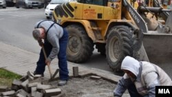 Punëtorët duke shtruar trotuaret në Veles të Maqedonisë së Veriut. Fotografi ilustruese. 