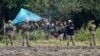 Grănicier polonezi blocând un grup de migranți la granița cu Belarus