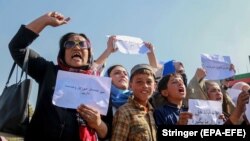 Owgan aýal-gyzlary öz hak-hukuklaryny talap edip gelýärler, şol sanda Kabul şäherinde-de köçä çykdylar. Ýöne talyplar demonstrasiýa çykan az sanly aýallara gödek daraşyp, käbirini urup, beýlekilerini tussag edip dargatdy. 21-nji oktýabrda Kabulda geçen aýallar demonstrasiýasy.