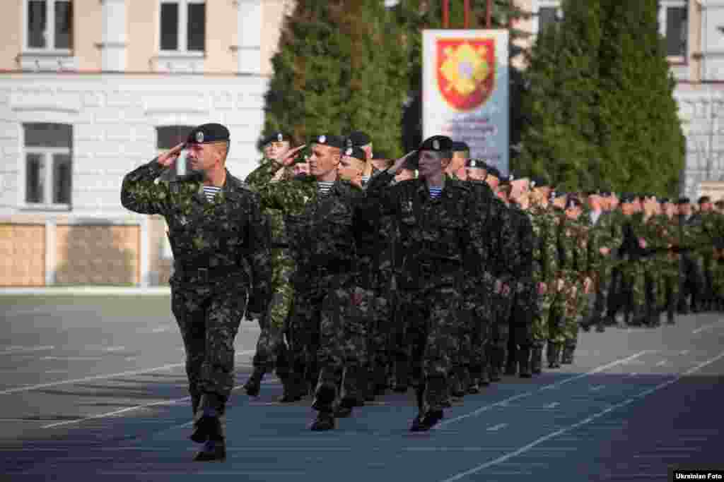 27 березня виконувач обов&#39;язкив міністра оборони Михайло Коваль зустрівся з морськими піхотинцями, що прибули із Криму.&nbsp;Піхотинців розмістили зараз у Президентському полку.
