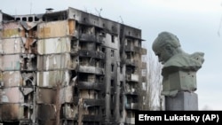 Spomenik pesniku Tarasu Ševčenku u ratom razorenoj Borodjanki, 6. april 2022. 