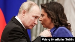 Президент РФ Владимир Путин награждает главного редактора телеканала RT, главного редактора медиагруппы «Россия сегодня» Маргариту Симоньян орденом Почета. Москва, 20 декабря 2022 года.