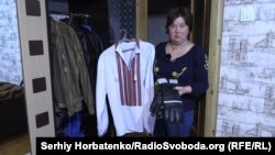 Інга показує одну з вишиванок, що пережили окупацію