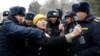 "Азаттыктын" кабарчысы Бишкектеги акцияны чагылдырып жүргөн учуру. 10-январь, 2023-жыл.