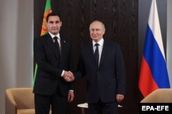 Türkmenistanyň prezidenti Serdar Berdimuhamedow (çepde) hem-de Orsýetiň prezidenti Wladimir Putin (sagda) Şanhaý Hyzmatdaşlyk guramasyna agza döwletleriniň Baştutanlarynyň Geňeşiniň 22-nji mejlisiniň çäklerinde, Özbegistan, Samarkant şäheri, 2022-nji ýylyň 15-nji sentýabry.
