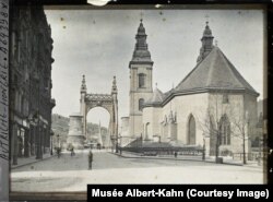 Budapeştiň şäher ybadathanasy 1913-nji ýylda. Onuň arka tarapynda görünýän Erzsébet köprüsi, ol Ikinji Jahan urşunda weýran edildi. Häzirki wagtda şol ýerde, Dunaýyň üstünden has ýönekeý köpri guruldy.