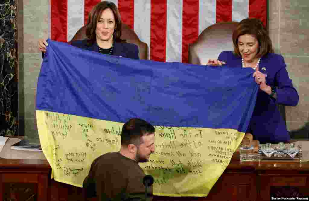 Harris (çepde) we ABŞ-nyň wekiller palatasynyň başlygy Nensi Pelosi Ukrainanyň prezidenti Wolodymyr Zelenskiniň Bahmutdan getiren Ukrainanyň baýdagyny saklaýarlar. Zelenskiý 2022-nji ýylyň 21-nji dekabrynda ABŞ-nyň Kongresiniň bilelikdäki mejlisinde çykyş etdi. &laquo;Bahmut durýar &ndash; diýip, Zelenskiý elçarpyşmalar astynda aýtdy. &ndash; Ukraina öz pozisiýasyny saklaýar we hiç haçan bermez.&raquo;