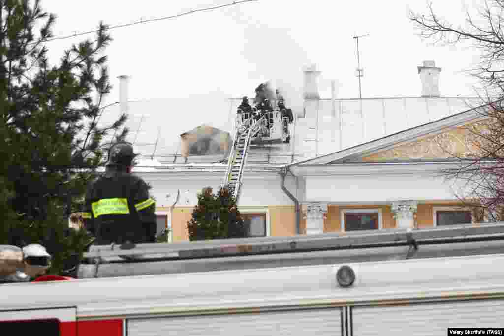 10. decembar: Vatrogasci se bore sa požarom koji je počeo u vili Lopukhin, istorijskoj zgradi u centru Moskve koja je dio Državnog muzeja lijepih umjetnosti Puškina.