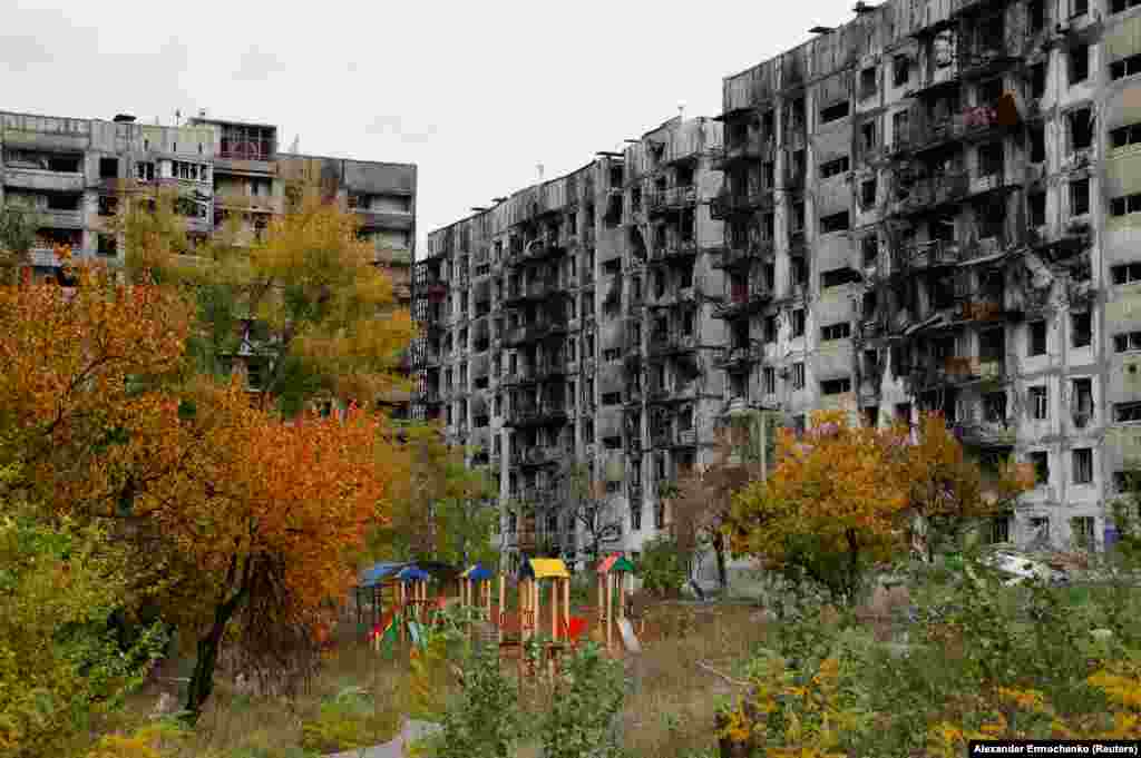 Igralište u dvorištu srušenog stambenog bloka 29. oktobra. Mariupolj je nekada bio dom za oko 431.000 ljudi. Procjenjuje se da je danas ostalo manje od četvrtine stanovnika.