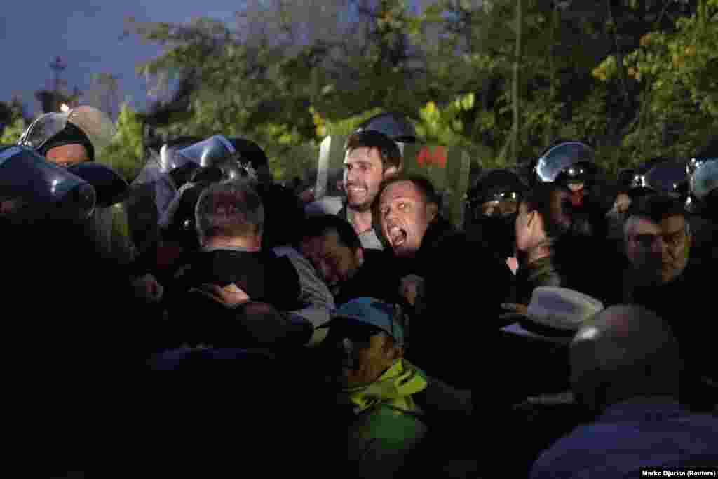 Activiștii ecologiști se luptă cu poliția în timpul unui protest împotriva construirii unui nou pod peste Dunăre în orașul sârb Novi Sad.