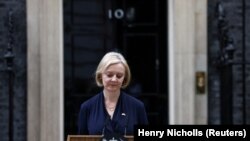 Britanska premijerka Liz Tras u govoru ispred Danuning strita 10 u centru Londona najavljuje svoju ostavku posle šest nedelja na položaju, 20. oktobar 2022-