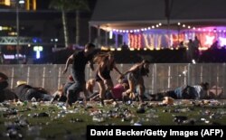 Ljudi bježe nakon pucnjave na muzičkom festivalu Route 91 Harvest u Las Vegasu, Nevada, 1. oktobar 2017. Foto: David Becker/AFP