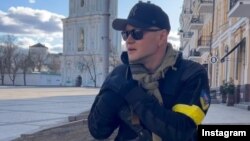 Андрий Хливнюк пее "Червона калина" пред киевската катедрала "Св. София"