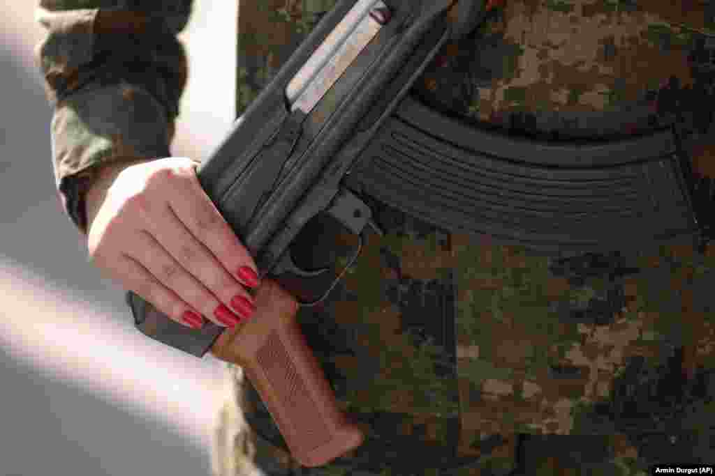 Soldat EUFOR (Forța Europeană) participând la un exercițiu militar la baza Butmir din Sarajevo.