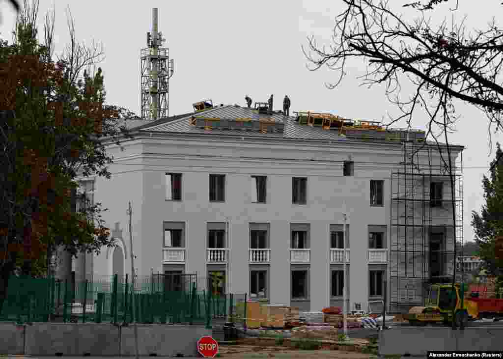 Fotografija rekonstrukcije Mariupoljske komorne filharmonije od 21. avgusta. Radovi na rekonstrukciji započeli su gotovo odmah nakon ruskog preuzimanja nekih zgrada u centru Mariupolja, ali fotografije u ovoj galeriji koje je Reuters objavio 30. oktobra pokazuju da su ogromni dijelovi grada i dalje nenaseljeni.