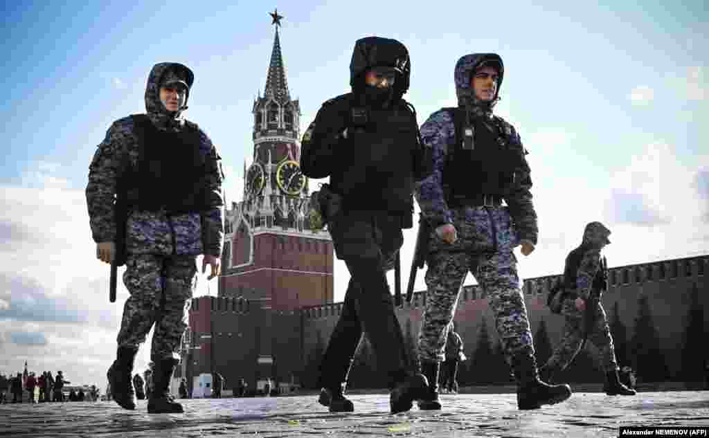 Polițiști ruși și militari ai Gărzii Naționale patrulează în Piața Roșie din Moscova, ca parte a măsurilor de întărire a securității.