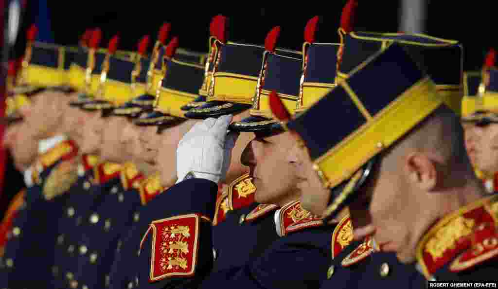 Ziua Armatei Române sărbătorită în București. Soldați din Regimentul gărzii de onoare, înaintea ceremoniei.&nbsp;