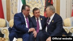 Эмомали Рахмон, Шавкат Мирзиёев и Нурсултан Назарбаев, Эр-Рияд, 21 мая 2017 года 