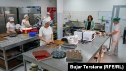 Puna në ëmbëltoren Bardha's cake.