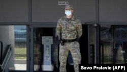 Vojnik u Crnoj Gori čuva ulaz u jedan od karantina u Podgorici
